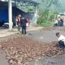 Warga kalibening banjarnegara swadaya perbaiki jalan rusak