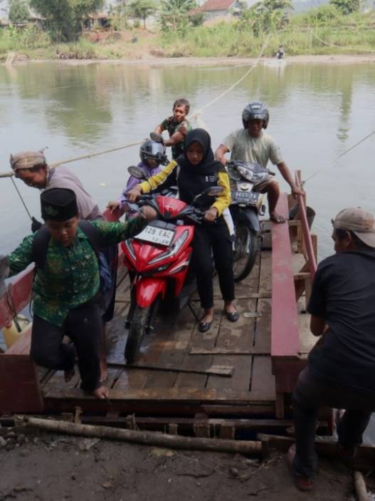 Warga terpaksa menyeberang dengan rakit darurat