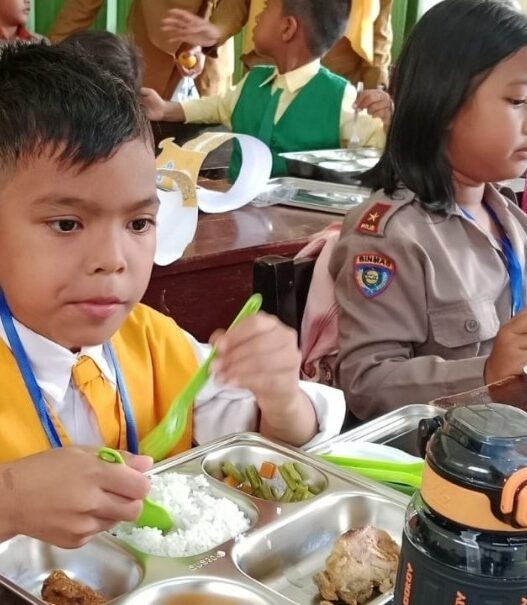 604 siswa dapat makan siang bergizi