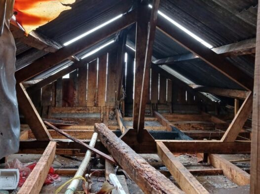 Atap rumah warga batur terbakar