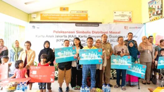 Pemprov DKI distribusikan kartu bansos untuk lansia, penyandang disabilitas, dan anak. Bantuan tahap Juli 2025 segera cair!