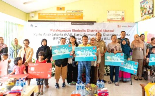 Pemprov DKI distribusikan kartu bansos untuk lansia, penyandang disabilitas, dan anak. Bantuan tahap Juli 2025 segera cair!