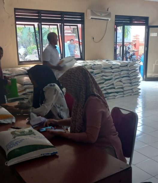 Bantuan beras terus disalurkan hingga akhir juli