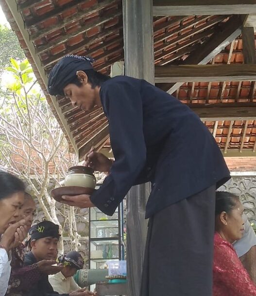 Bersihkan diri di tumpek kandang