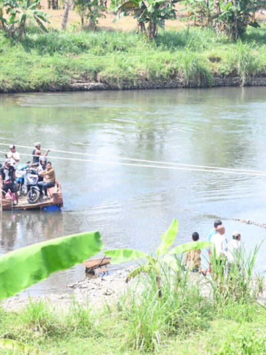 Bertaruh waktu dan uang di atas perahu bambu