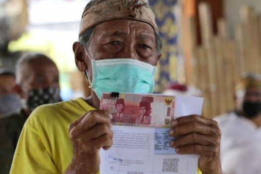 Dengan nominal bantuan sebesar rp 600 ribu, bansos lansia ini diharapkan dapat memberikan keringanan beban pengeluaran harian