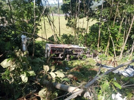 Diduga rem blong, truk boks masuk jurang