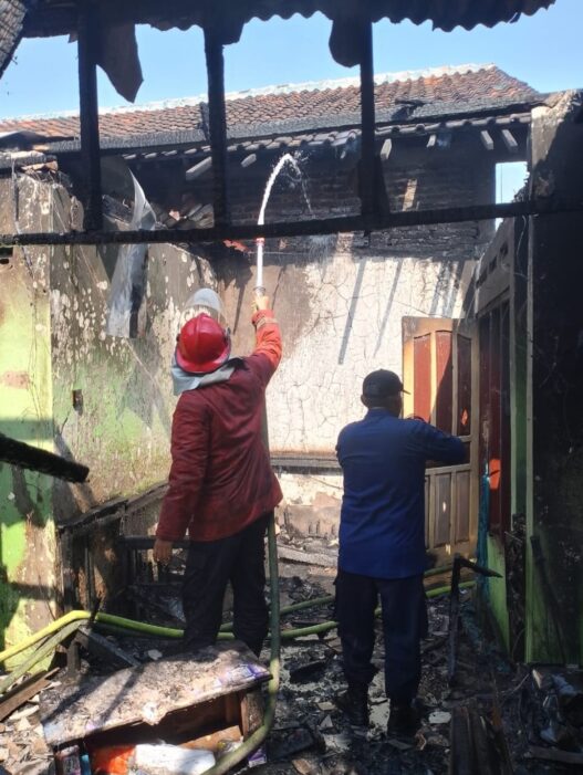 Dua rumah di karangsoka terbakar