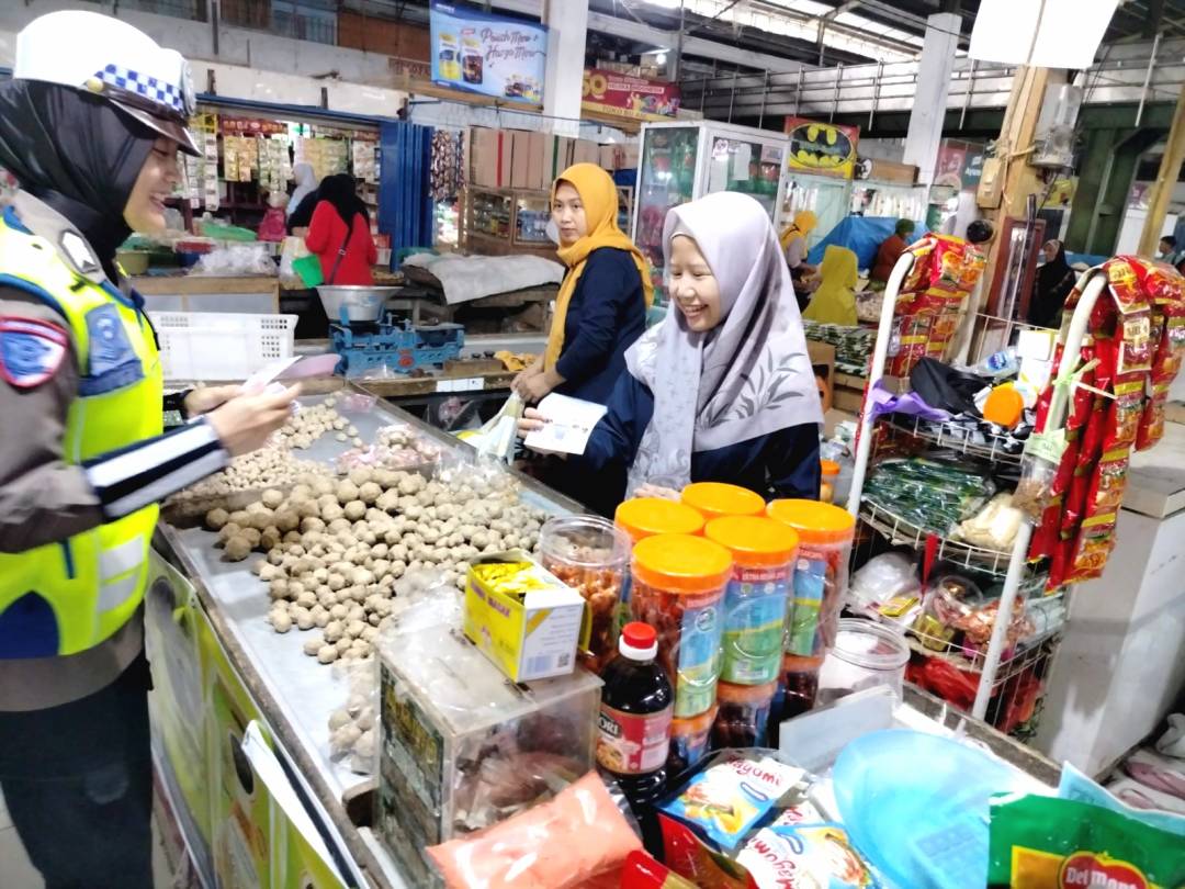 Emak emak dan pedagang pasar dapat pengetahuan tertib lalulintas