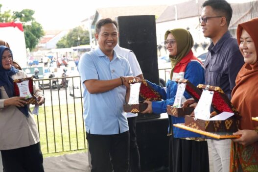 Penghargaan diserahkan langsung oleh Bupati Cilacap, Syamsul Auliya Rachman kepada Jr. Officer CSR & SMEPP Kilang Cilacap, Lifania Riski Nugrahani pada penutupan Pekan Promosi Cilacap Expo 2025
