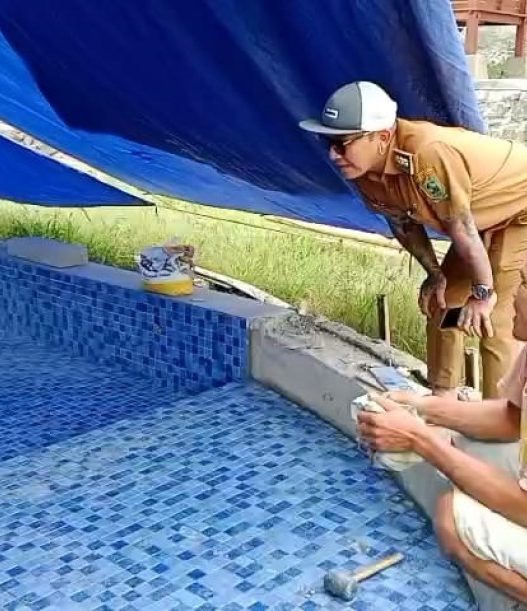 Gaya nyentrik tuntaskan janji kampanye