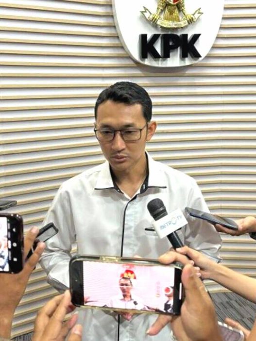 Juru bicara kpk, budi prasetyo, dalam konferensi pers di gedung merah putih