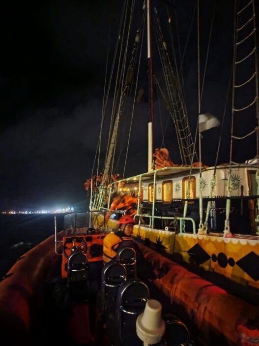 Kapal yacht alami mati mesin