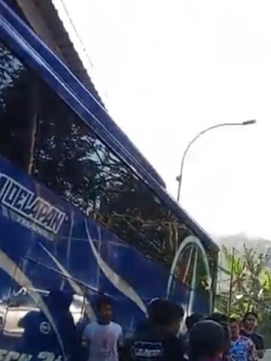 Kecelakaan kembali terjadi di karangreja, bus tabrak toko bangunan