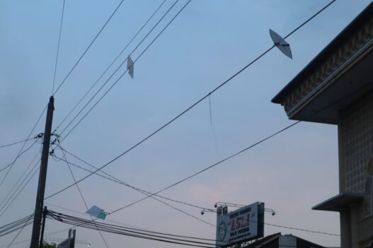 Layang layang picu gangguan listrik