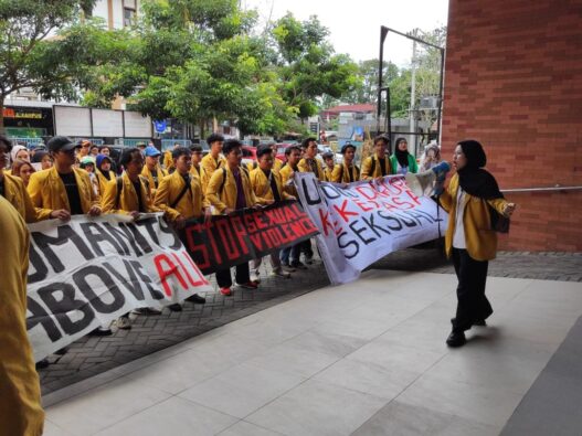 Mahasiswa tuntut guru besar dipecat