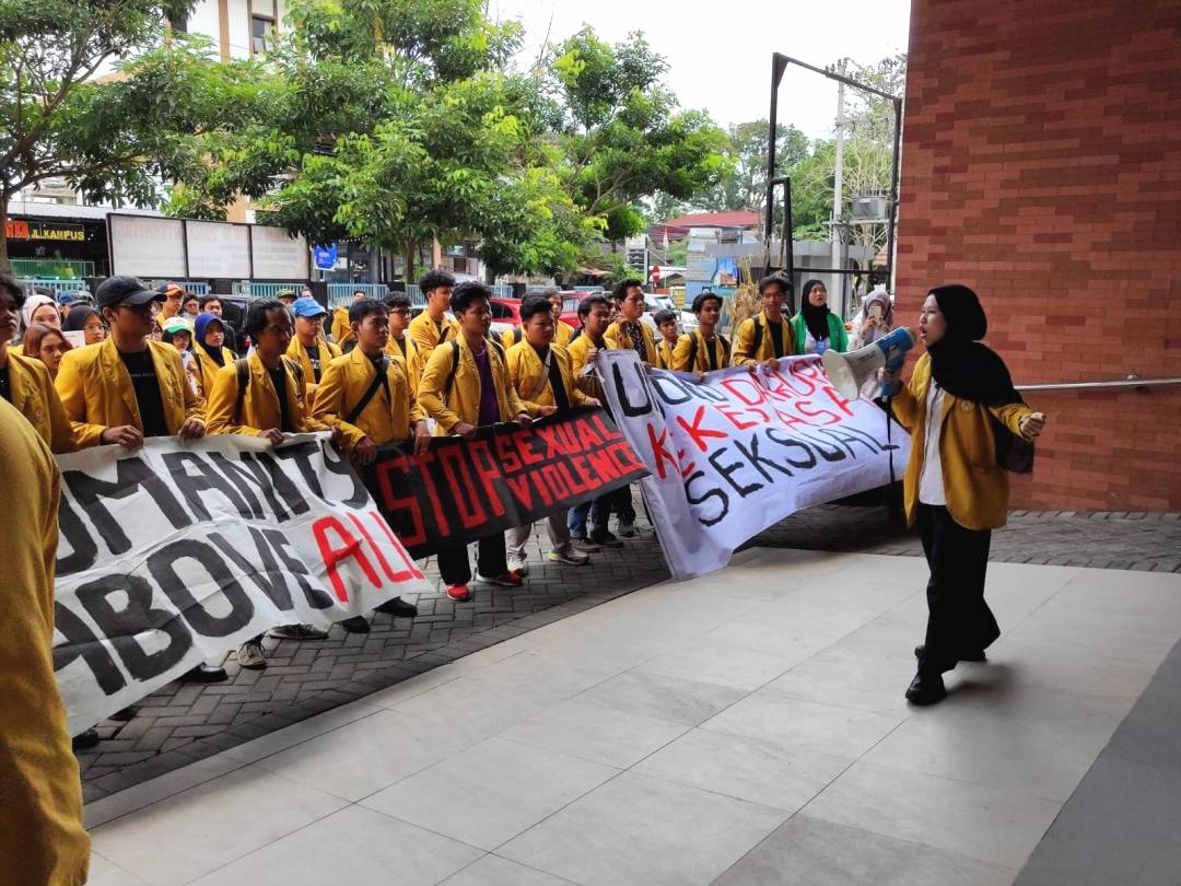 Mahasiswa tuntut guru besar dipecat