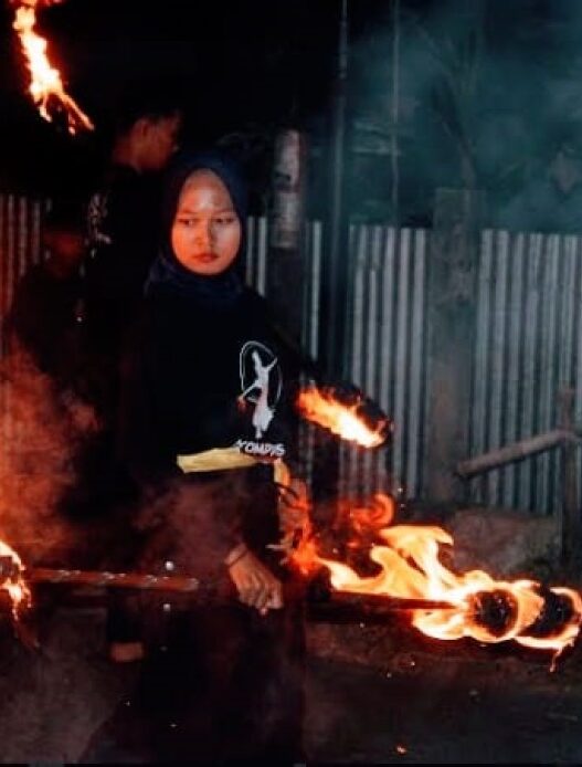 Menari dengan api, menjaga tradisi tetap lestari