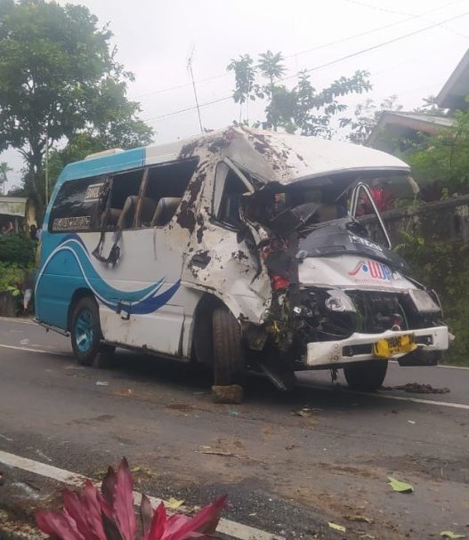 Mobil elf tabrak motor di serang