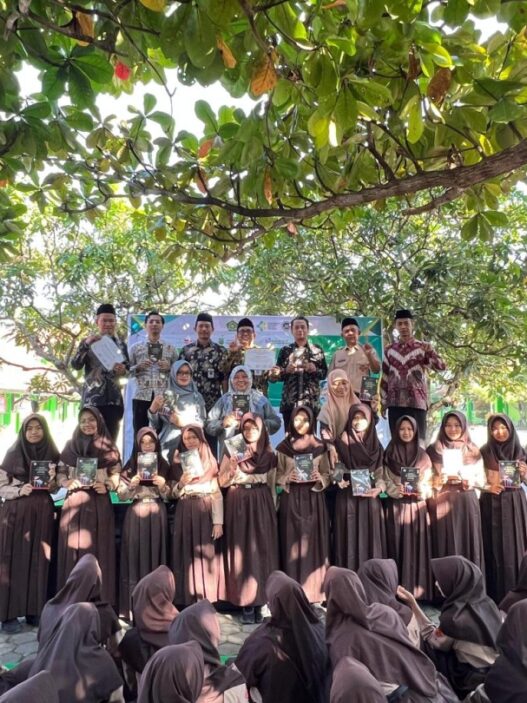 Mts n 1 kebumen raih penghargaan literasi