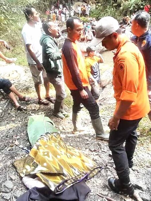 Naas, asyik cari spot foto gadis asal madukara banjarnegara tenggelam