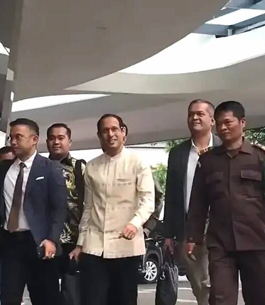 Nadiem makarim terlihat datang memenuhi panggilan kejaksaan agung akhir juni lalu