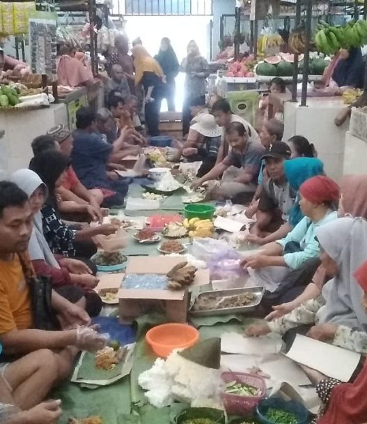 Pedagang adakan sedekah bumi