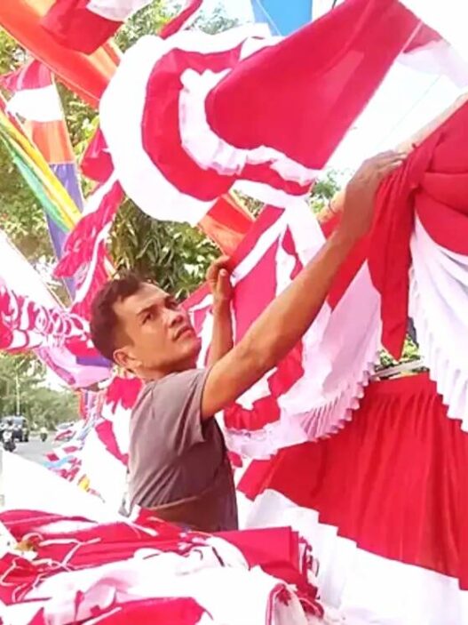 Penjual bendera dan umbul sambut hut ri ke 80