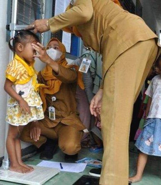 Petugas mengukur tinggi badan anak