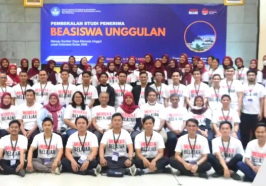 Program beasiswa unggulan mendukung penuh pendidikan jenjang d4, s1, s2, hingga s3 dengan fasilitas biaya kuliah dan tunjangan lengkap