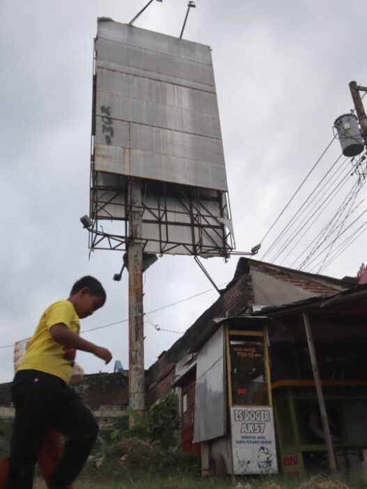 Reklame rusak bahayakan warga