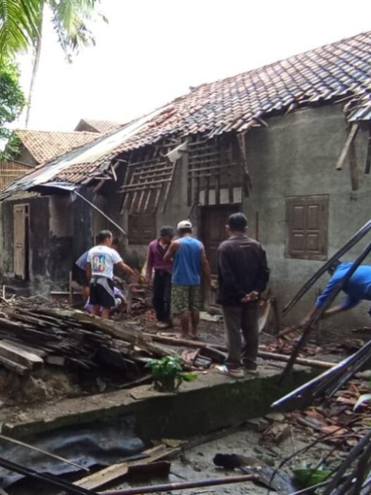 Rumah ambruk, mobil rusak, hingga tutup akses pantai