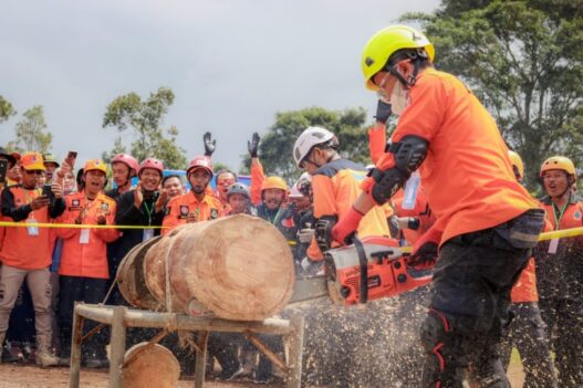 Simulasi evakuasi dan penggunaan chainsaw