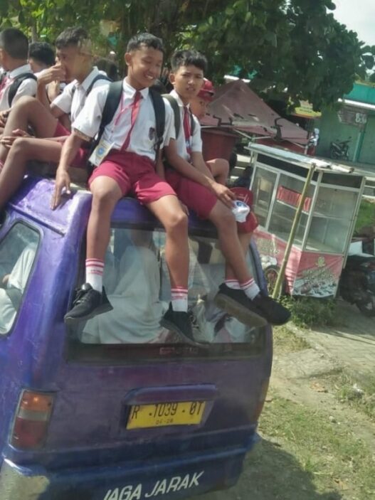 Siswa naik di atap angkutan