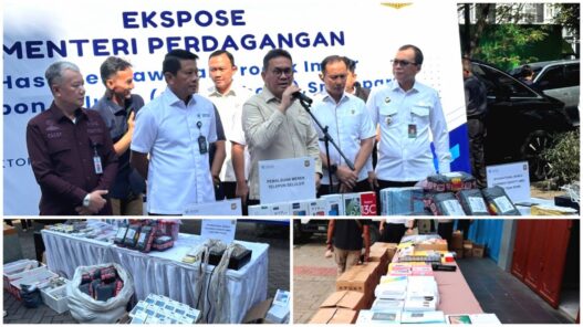 Petugas Kemendag saat menyegel ruko di Cengkareng yang digunakan sebagai tempat perakitan 5.100 unit handphone palsu berbagai merek. Total kerugian akibat aksi ilegal ini diperkirakan mencapai Rp17,6 miliar