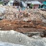 Talud ambrol timpa gudang kayu