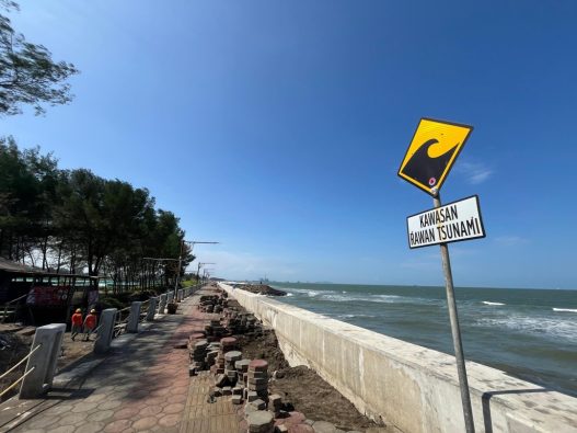 Tanggul pantai tegalkamulyan jebol