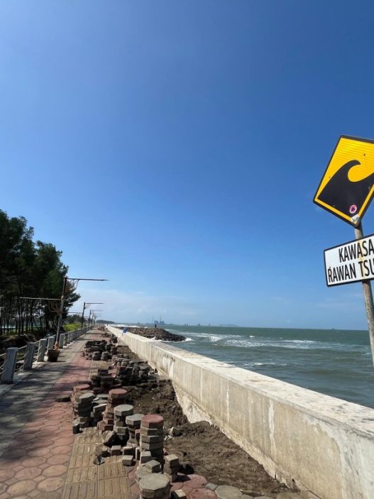 Tanggul pantai tegalkamulyan jebol