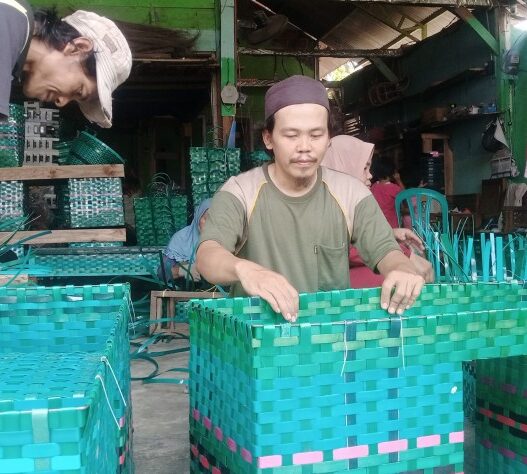 Tas anyaman tembus pasar luar jawa