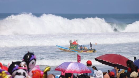 Tiga perahu terbalik saat larungan