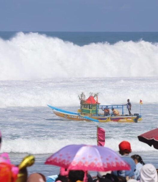 Tiga perahu terbalik saat larungan
