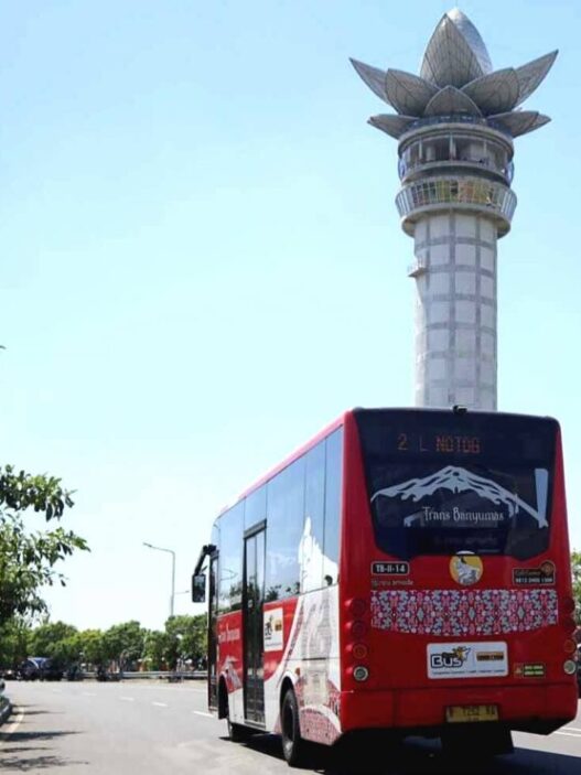 Trans banyumas melintas di menara teratai purwokerto