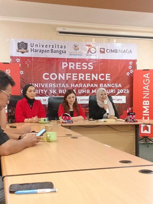 Rektor Universitas Harapan Bangsa (UHB) Purwokerto, Dr. Yuris Tri Naili, S.H., KN., M.H. (kanan), memberikan keterangan dalam konferensi pers UHB Charity 5K Run & Matsuri 2025 di Kampus UHB, Jum'at (18/7).