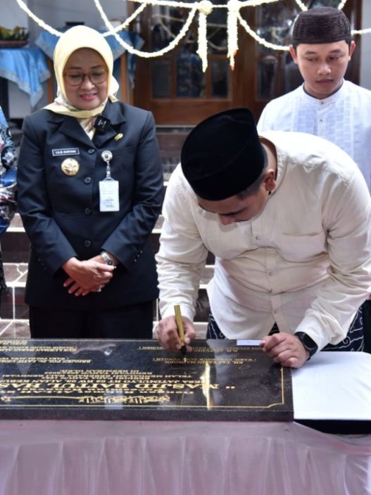 Wagub taj yasin resmikan masjid baitul khasan