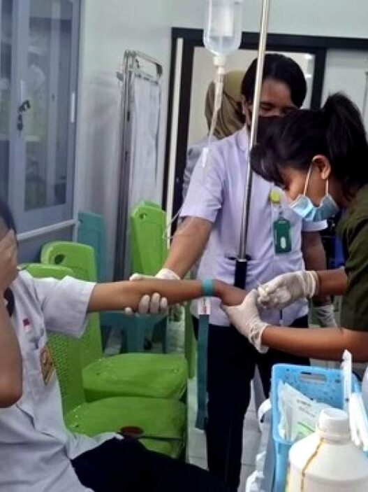 137 siswa dan guru diduga keracunan mbg