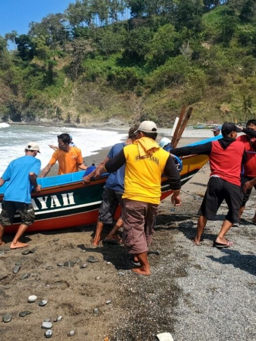 15 perahu dievakuasi, sebagian rusak parah