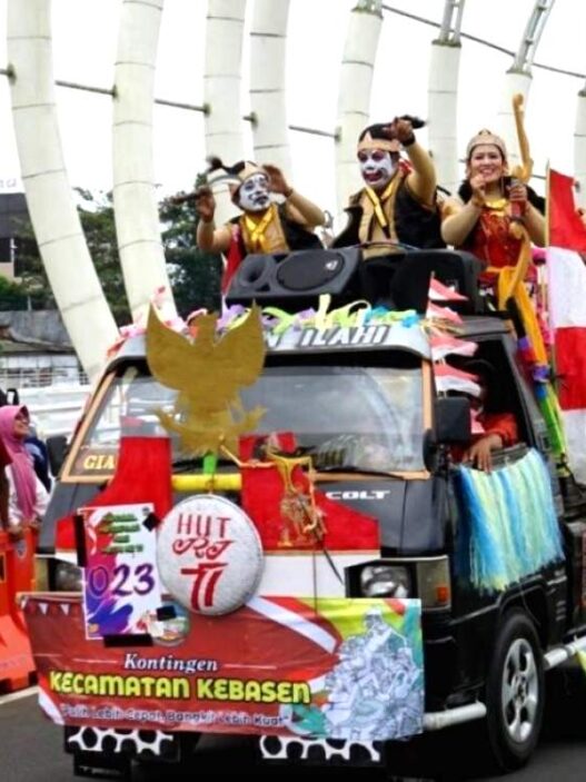 200 mobil hias siap bersolek