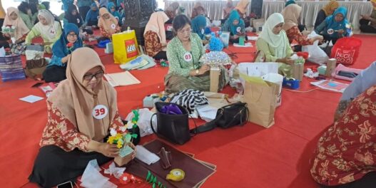 63 perempuan olah sampah jadi buket bunga