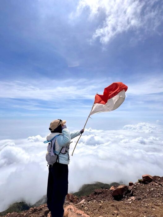786 pendaki kibarkan merah putih di puncak slamet