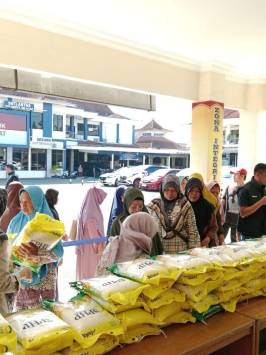 Beras murah didistribusikan